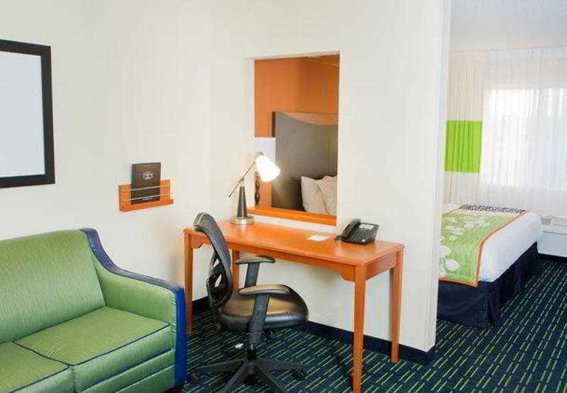 Fairfield Inn & Suites By Marriott Champaign Room photo